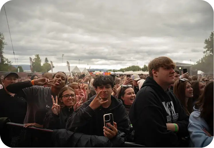 Méně front a větší tržby